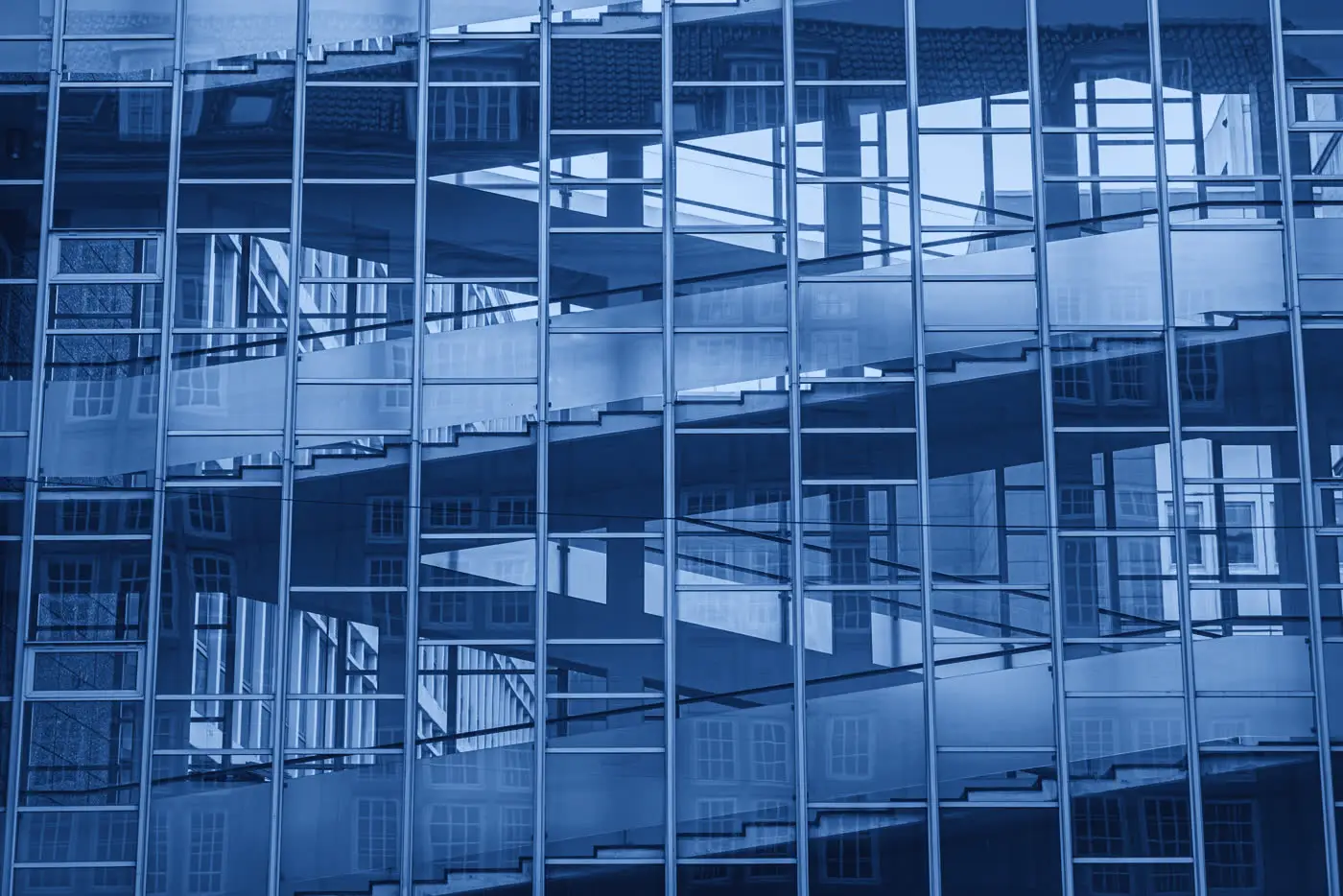 Glasfacade med trappe set udefra
